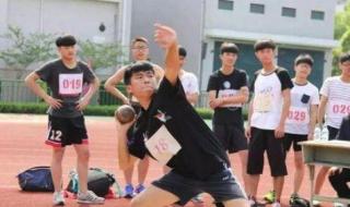 原地侧向推铅球技术动作方法 原地推铅球